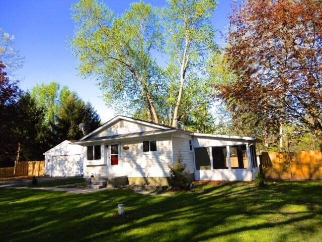 Lake Country living close to town - 9580 Sunnyside Road