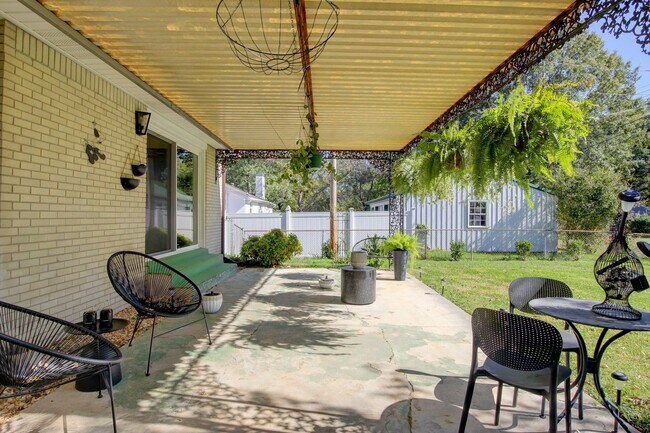 Building Photo - 2144 Pace Dr