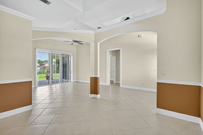 Building Photo - Large and Clean home on a corner lot. 3 Be...