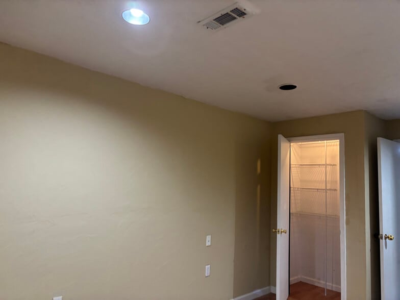 Building Photo - 1700 Sonia Dr