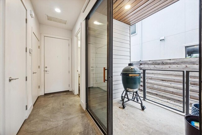 Building Photo - 1011 E 12th St