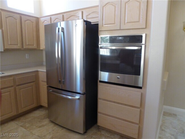 Building Photo - 2545 Youngdale Dr