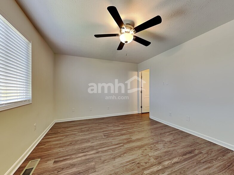Building Photo - 10351 Chambersburg Dr