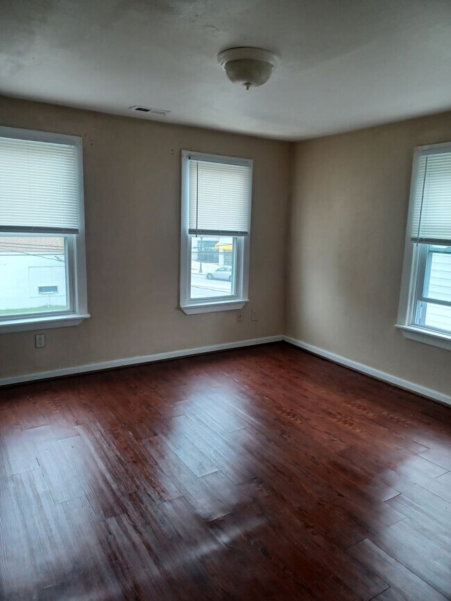 Building Photo - 1107 Hull St