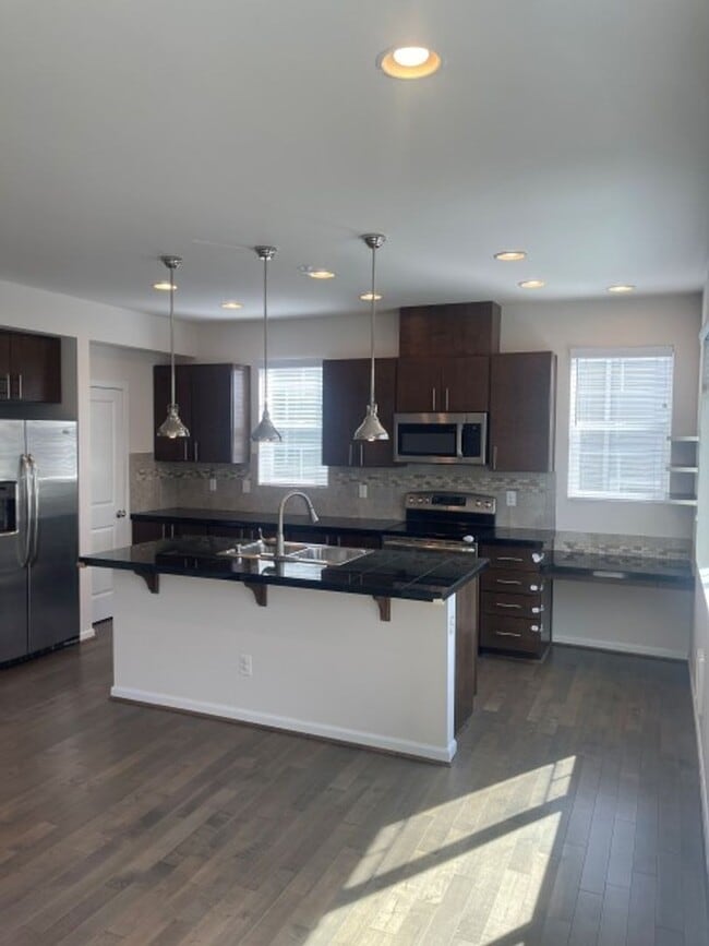 Building Photo - 3bd/2.5ba Lynnwood Townhome