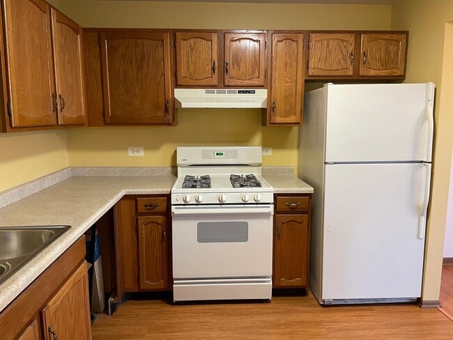 Building Photo - 876 Cross Creek Dr N