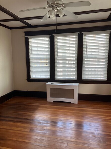 Building Photo - 43 Roslyn St