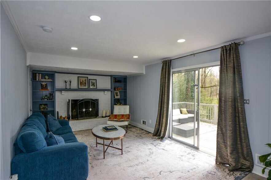 Building Photo - 643 Navarre Dr