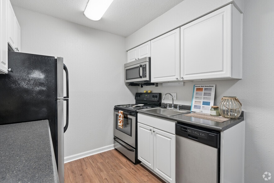 1BR 1BA - 540SF - Kitchen - University Lake
