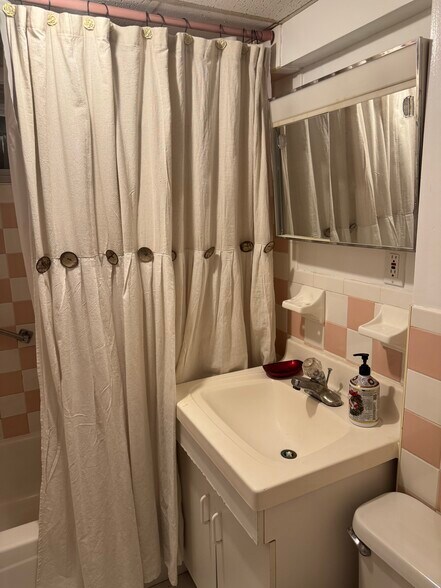 Bathroom - 11856 222nd St