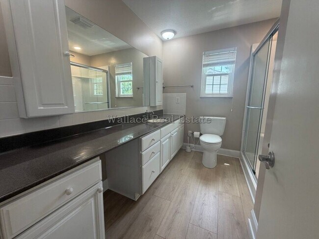 Building Photo - ALL ONE LEVEL IN WEST KNOXVILLE!  OVER 2,400 SQUARE FEET!!!