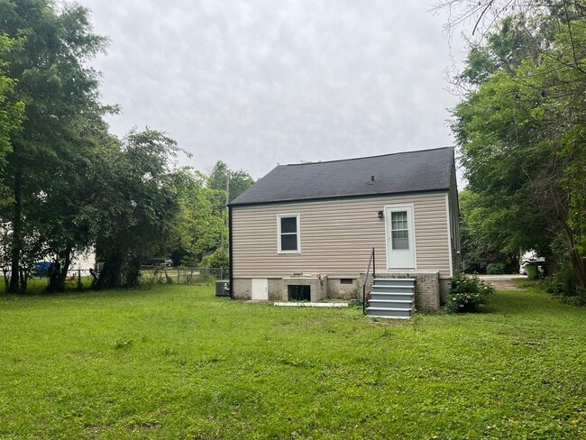 Building Photo - Beautiful Ranch Home In Central Raleigh, A...