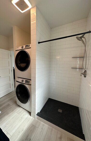 Washer & Dryer in your large Primary Suite - 3020 N 33rd St