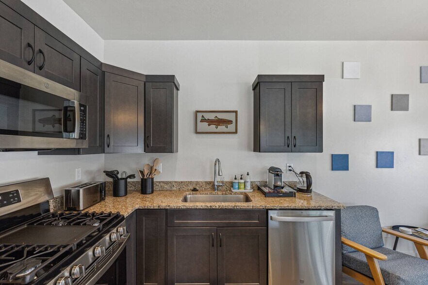 Building Photo - 45 8th Ave W