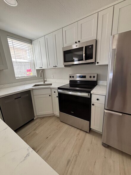 Designer kitchen with stainless steel appliances - 2026 Lombard Ave