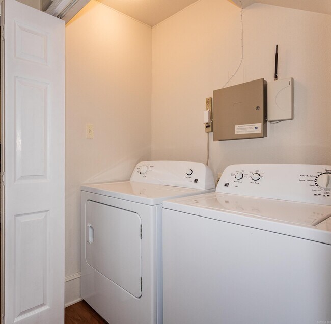 Building Photo - 7106 Ohio St