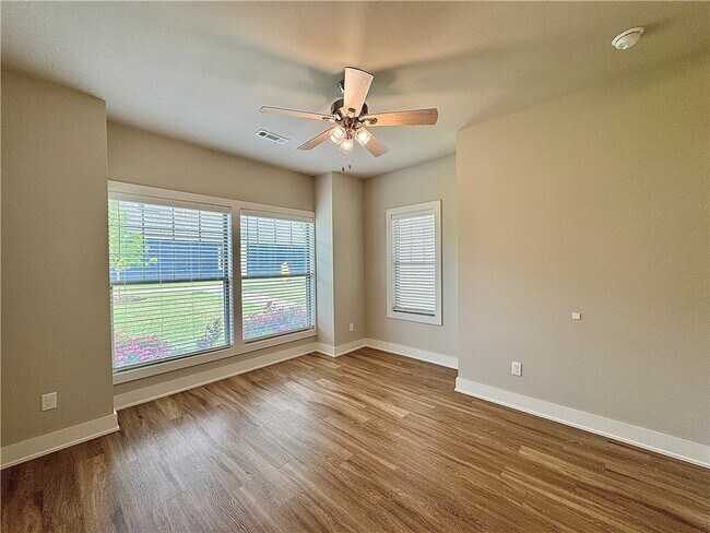 Building Photo - 707 NE Hts Ln