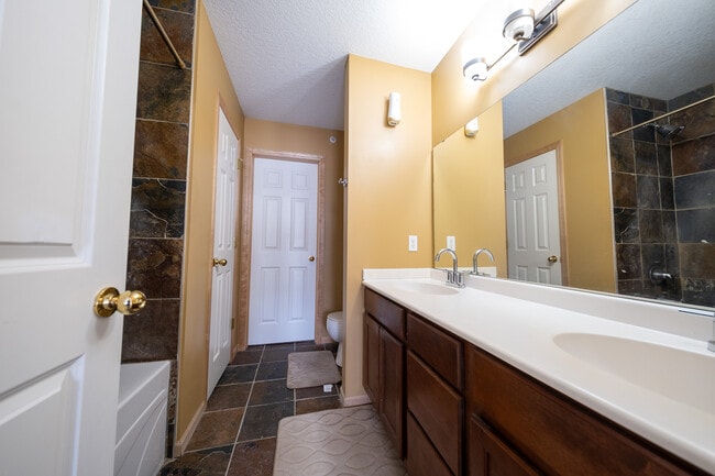 Building Photo - 6988 S Park Dr