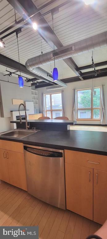 Building Photo - 75 Maple St