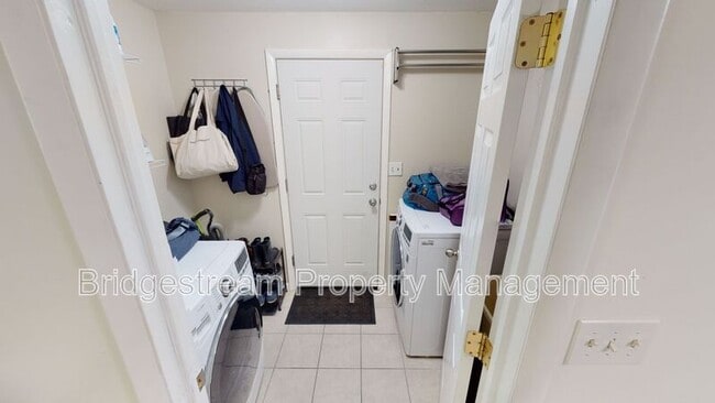 Building Photo - 2125 Belloak Dr