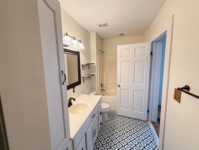 Building Photo - Large 4 BR house in Heyworth