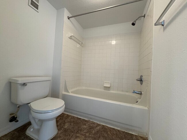 Building Photo - Metrowest 2BR/2BA Condo – Ground Floor Con...