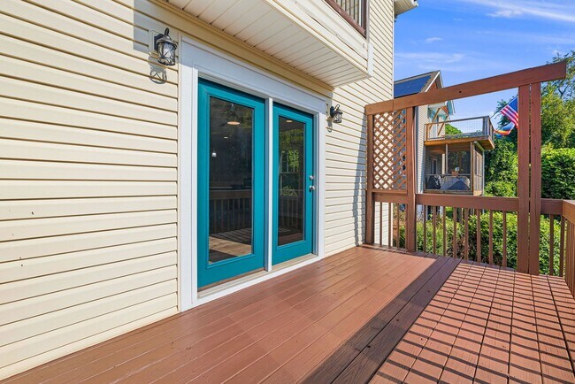 Building Photo - Newly Renovated 3-Bedroom Home with Modern...