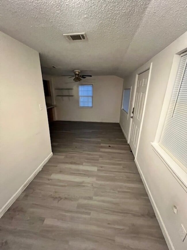 Building Photo - One bedroom cottage