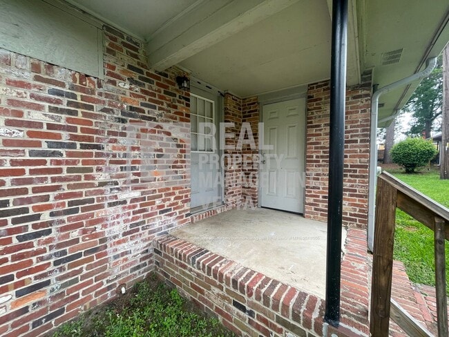Building Photo - 406 Russell Pkwy