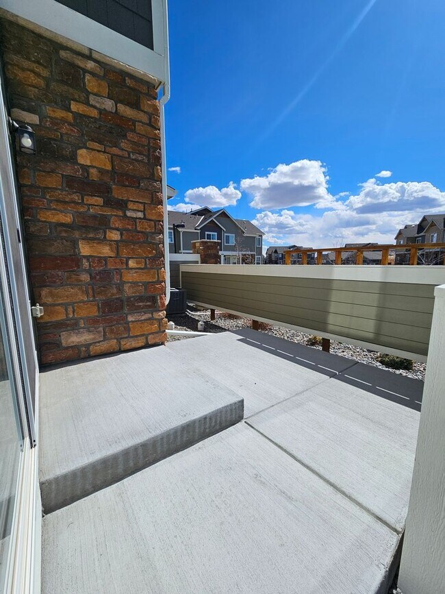 Building Photo - Like new 2Bed, 2.5 Bath with Den/Office To...