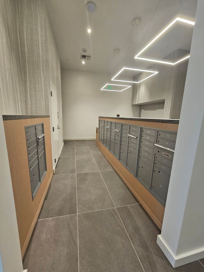 Building Photo - Luxurious High Rise Living in Convenient Downtown Bellevue
