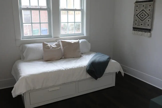 Building Photo - 528 Bond Ave