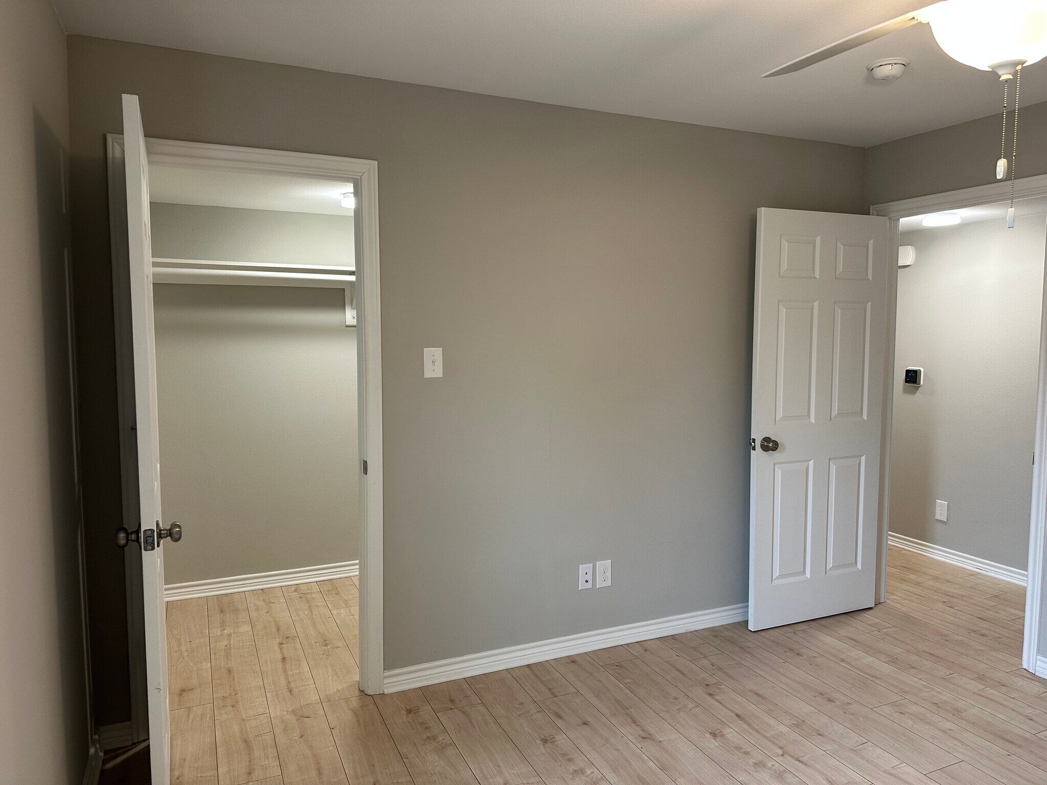Walking closet - 5076 Matilda St