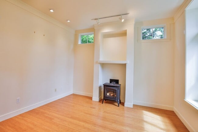Building Photo - 1086 Village Loop