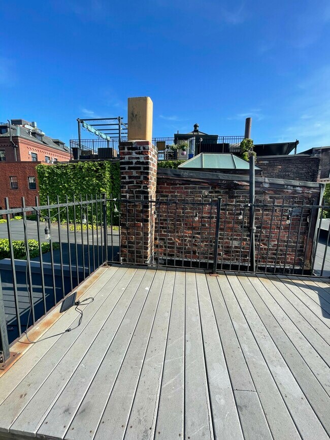 Building Photo - 8 4th St