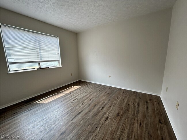 Building Photo - 123 Orchard Dr