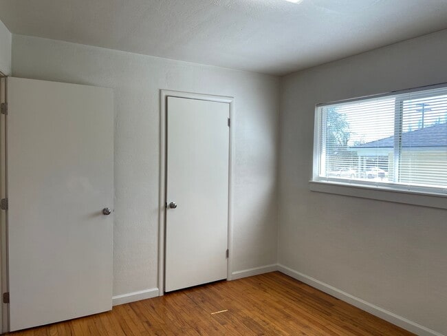 Building Photo - Nice 2 Bedroom 1 Bath Front Duplex-Parking and a Garage with Remote for Easy Access