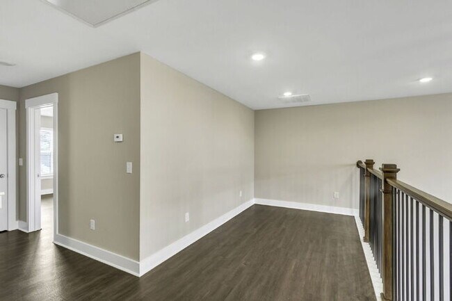 Building Photo - Modern 2-Bed, 2.5-Bath Townhouse Gem with ...
