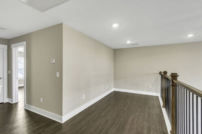 Building Photo - Modern 2-Bed, 2.5-Bath Townhouse with Small Loft in Travelers Rest