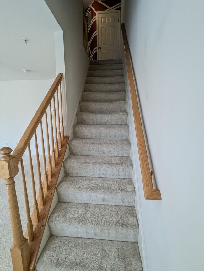 Building Photo - 3 Level End Unit townhouse available mid O...