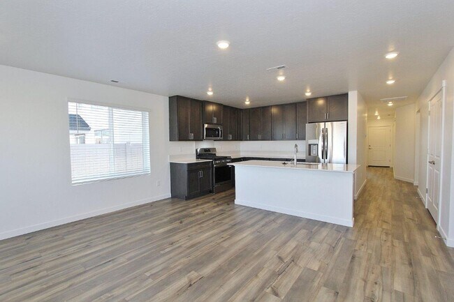 Building Photo - Immaculate Single-Level Home