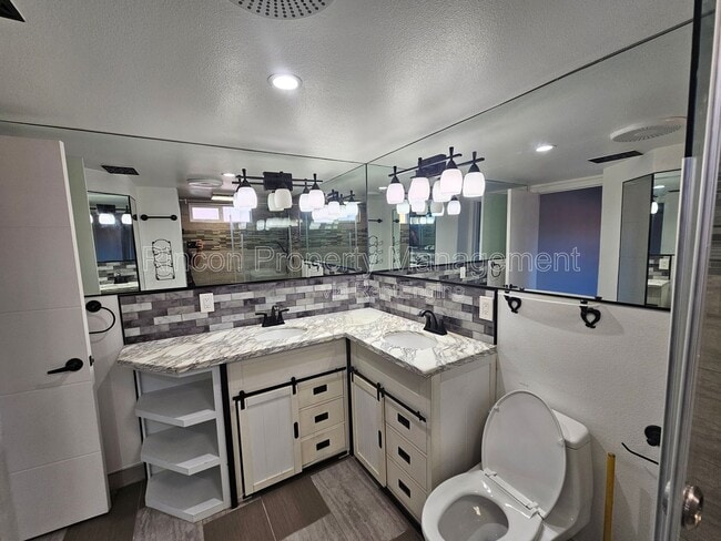 Building Photo - 2810 Sherwin Ave