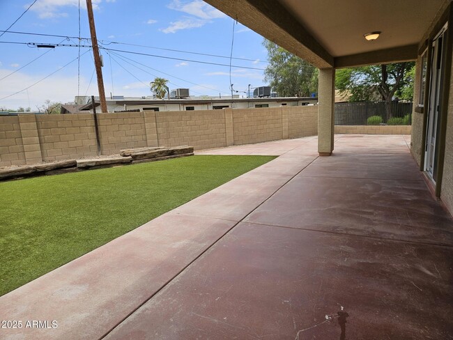 Building Photo - 3425 E Wayland Dr