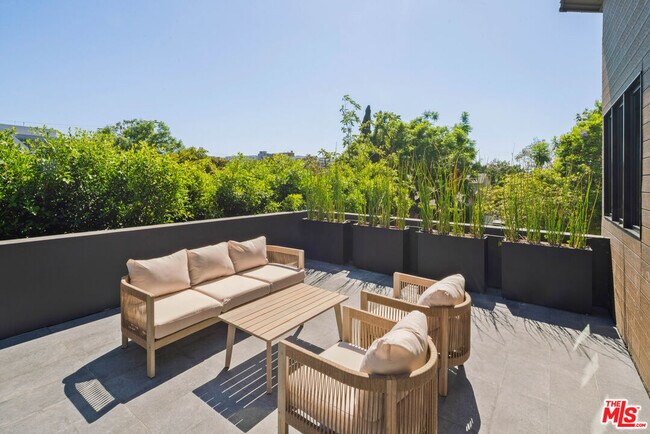 Building Photo - 1130 N Poinsettia Pl