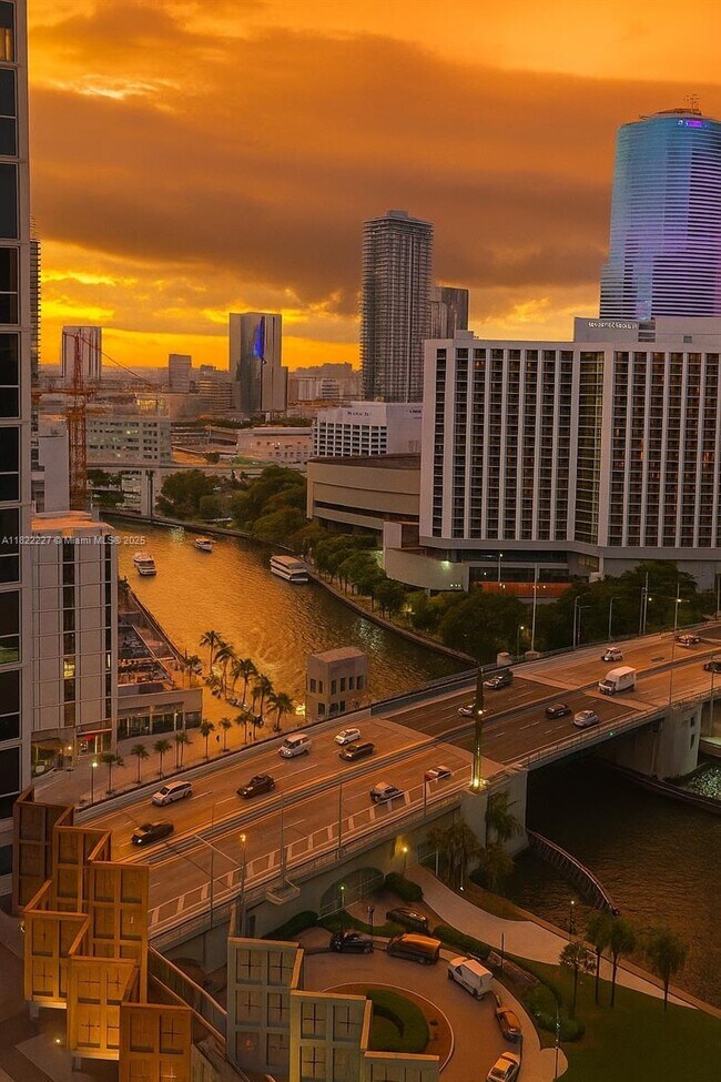 Building Photo - 475 Brickell Ave