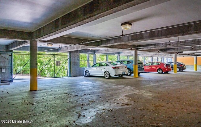 Building Photo - 2411 Brownsboro Rd