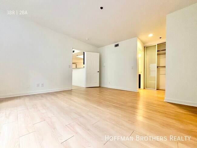 Building Photo - 937 Palm Ave