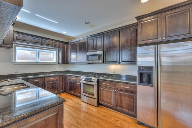 Building Photo - Perfect Brownstone in Sylvan Park near West End