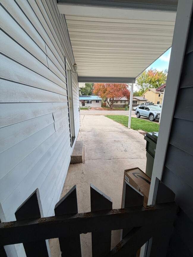 Building Photo - 2527 Delwood Ave