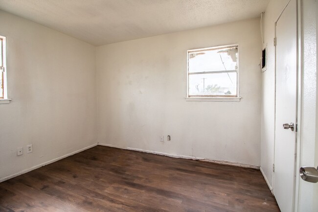 Building Photo - Updated 3 bedroom 1 bath single family hom...